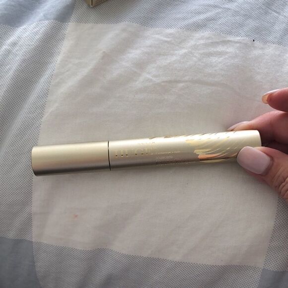 Stila HUGE Extreme Lash Mascara NIB - Picture 4 of 4